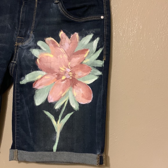 Apt 9 size 8 floral painted denim Bermuda cuffed shorts - Picture 2 of 5